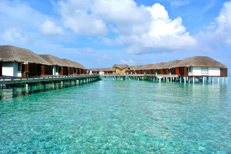 Plage tropicale et resort aux Maldives